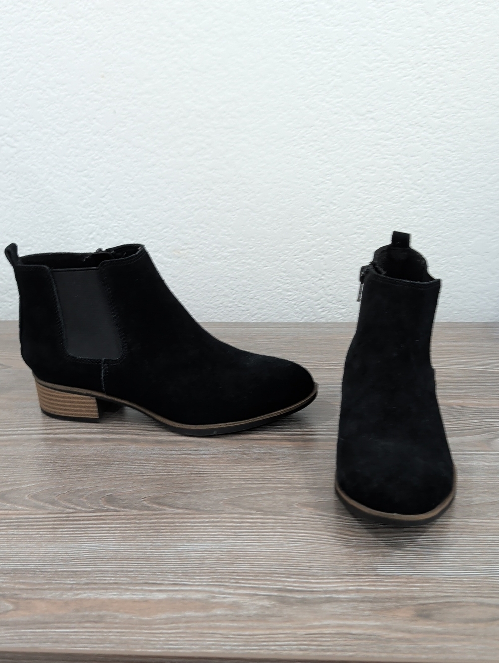 Like New White Mountain Suede Leather Black Ankle Boots Booties 6.5 Chelsea